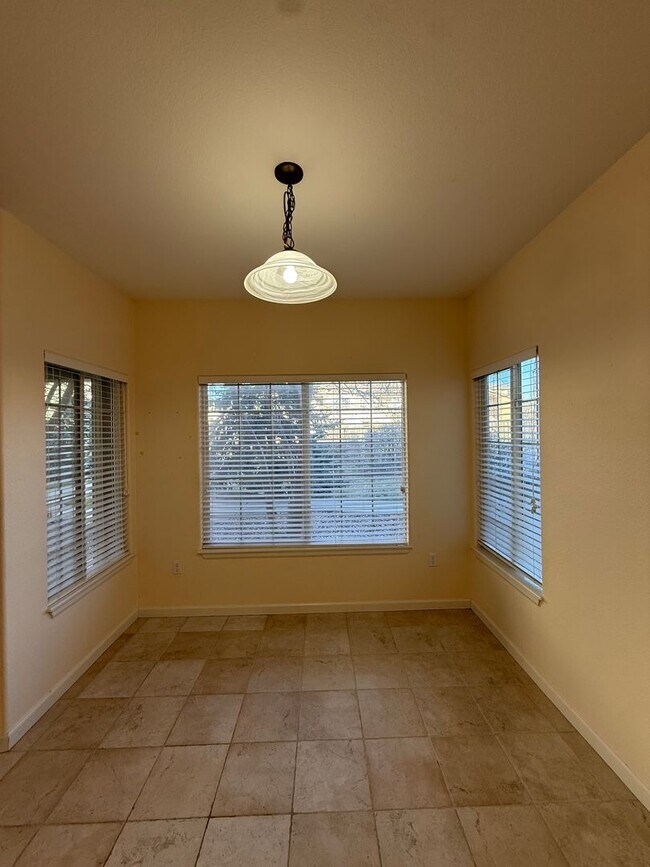 Building Photo - SPACIOUS 2bd/2ba Condo- Available NOW!