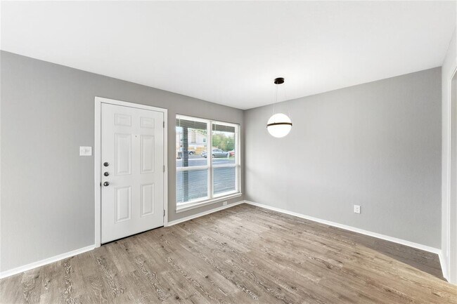 Building Photo - 2618 Ektom Dr