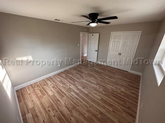 Building Photo - Fully Renovated Home in Ideal location in ...