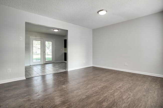 Building Photo - Cozy 3BD Home with Functional Features and...