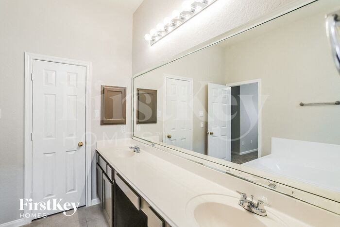 Building Photo - 12307 Thoreau Dr