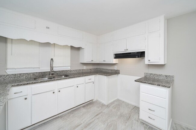 Building Photo - 233 Alder Ave