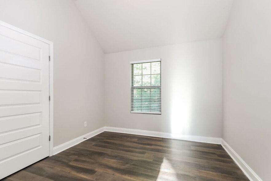 Building Photo - 11040 Southwood Dr