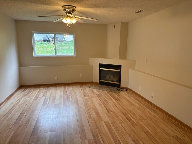 Building Photo - Three bedroom 3 bathroom in popular Bellevue