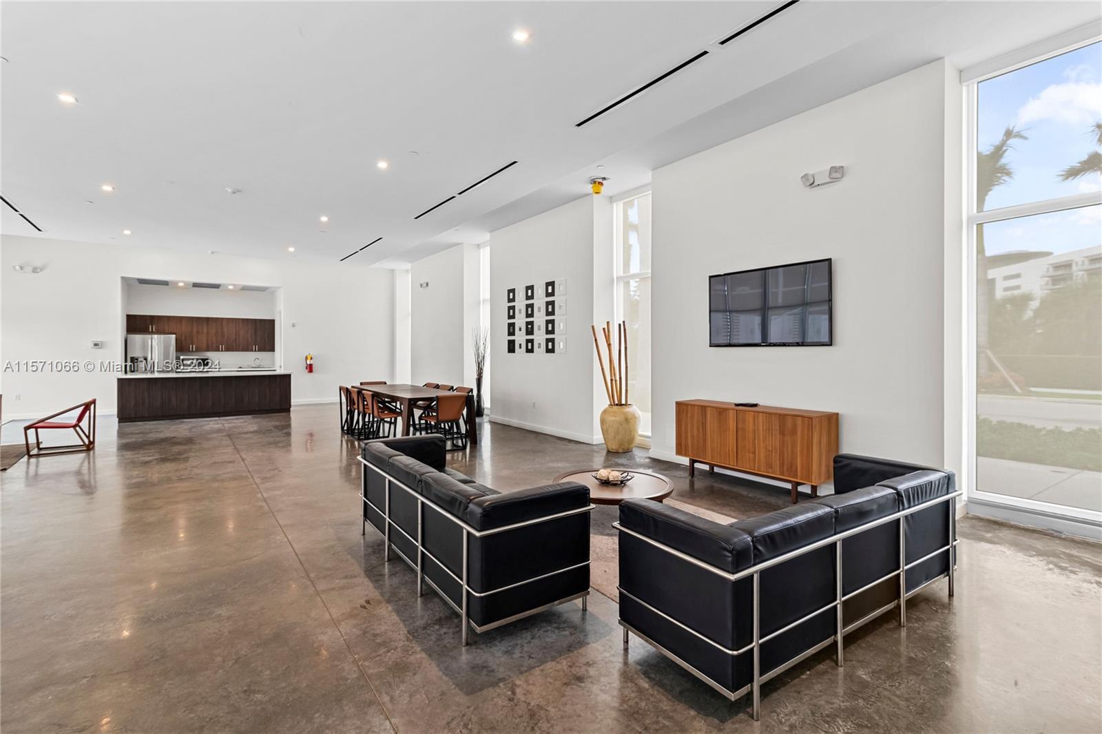 Building Photo - 14951 Royal Oaks Ln