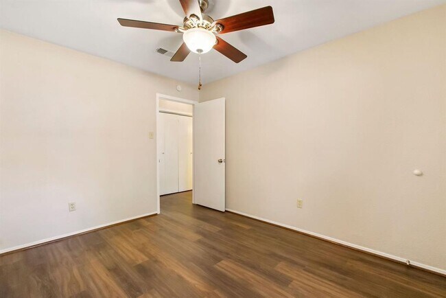 Building Photo - 108 N Deerfoot Cir