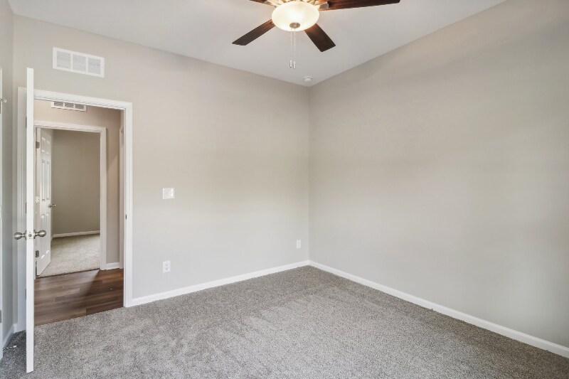 Building Photo - 842 E 8th St