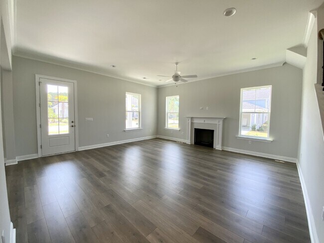 Building Photo - Luxury Living in Hampton Lake!