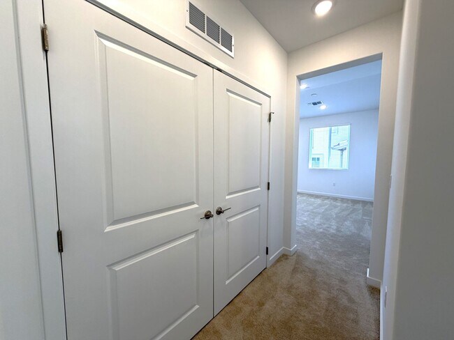 Building Photo - Brand New Construction in River Terrace Development!
