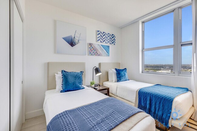 Building Photo - 4010 S Ocean Dr