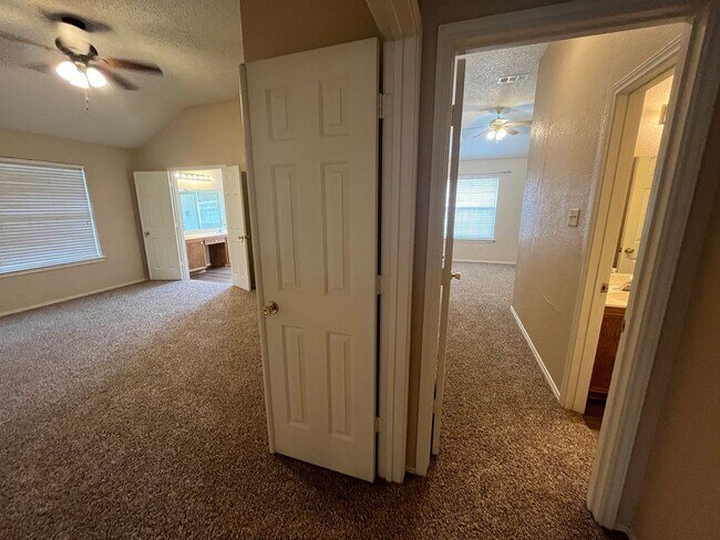 Building Photo - Large 4 Bedroom Home in Skipcha Mountain!