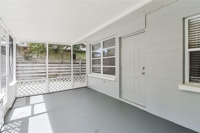 Building Photo - 2026 Sandrala Dr