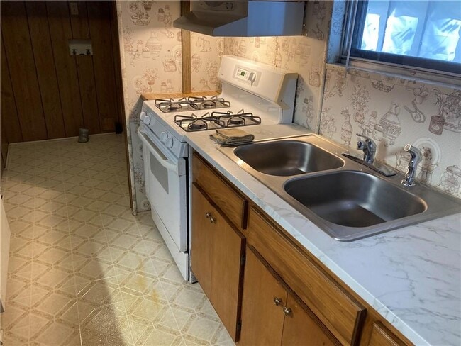 Building Photo - 2 Maple Leaf Dr