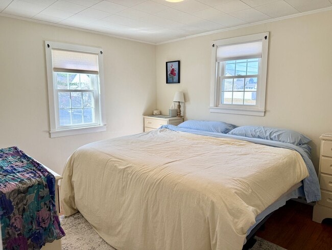 Building Photo - Sunny 1+ Bedroom Single family Home