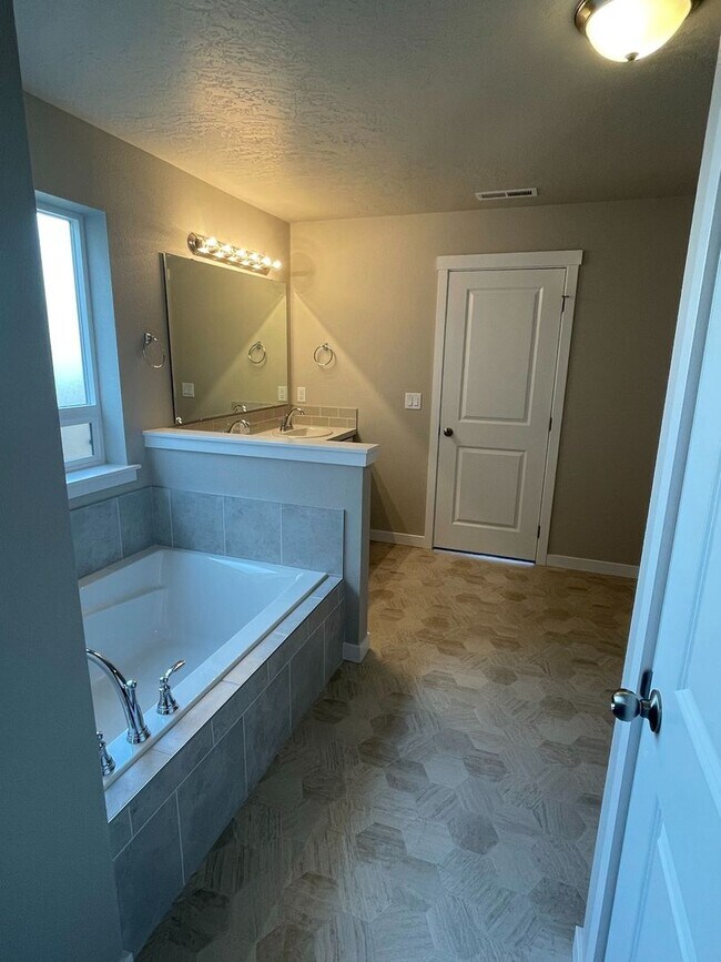 Building Photo - 4 bedroom 2 bath large loft area upstairs / All bedrooms downstairs