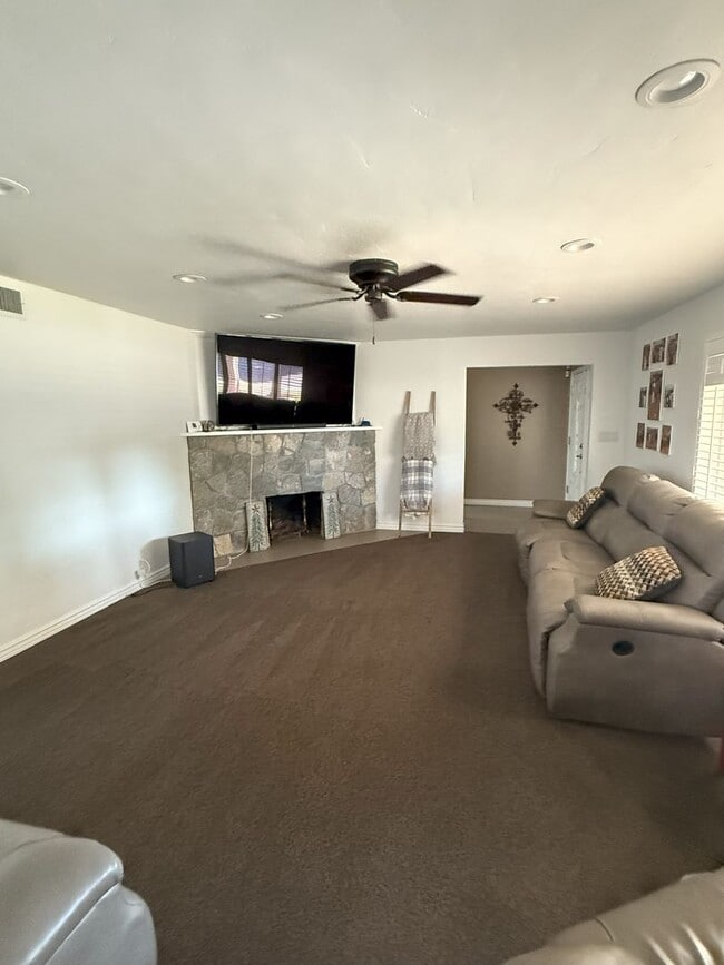 Building Photo - Beautiful Southside Los Banos Rental