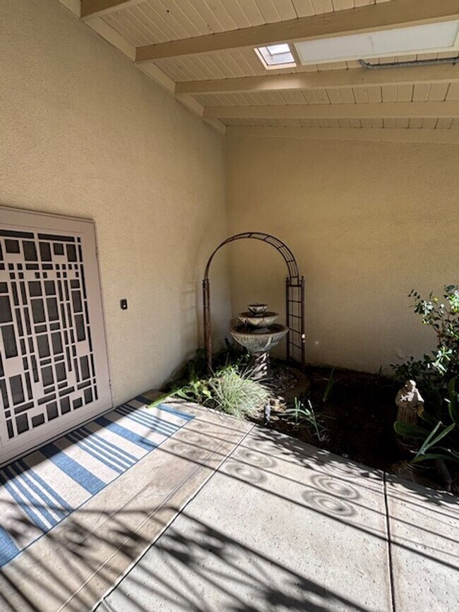 Building Photo - Beautiful 3 Bedroom / 2 Bathroom Home in S...