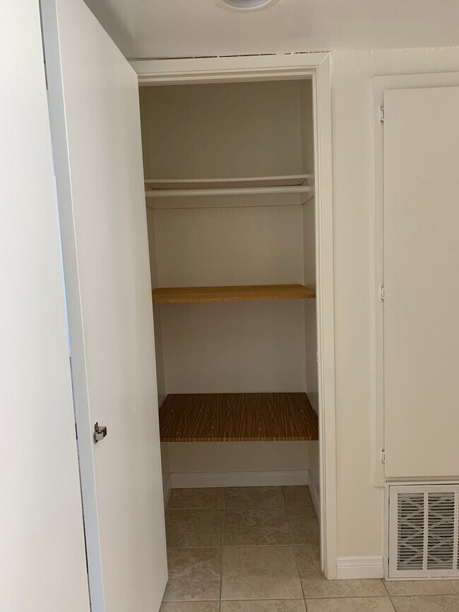 Building Photo - UPDATED2 Bed/2 Bath Alpine Oaks Condo