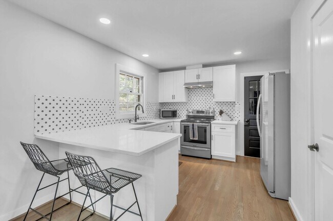 Building Photo - Updated 3 Bedroom, 2 Bath Home – Minutes from Fort Bragg!