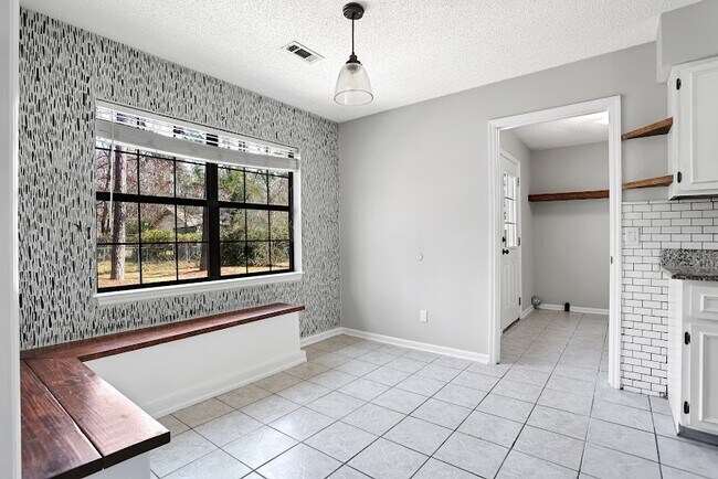 Building Photo - 208 Miner Dr