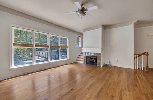 Building Photo - 1390 Dutch Valley Pl NE