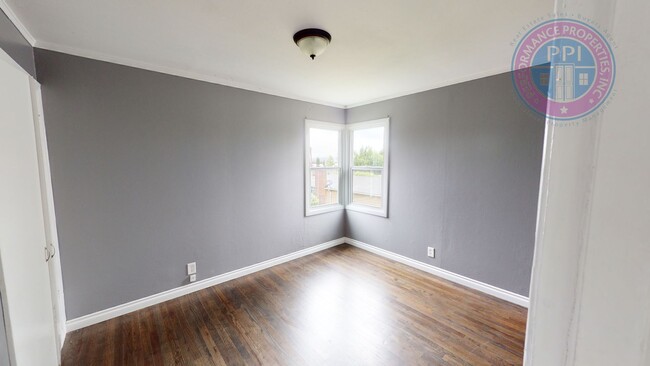 Building Photo - Oregon City - Three Bedroom Bungalow, Comp...