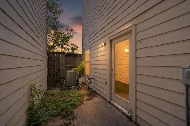 Building Photo - 2154 Arabelle St