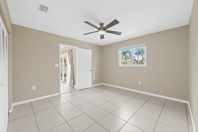 Building Photo - 313 SE 4th Terrace