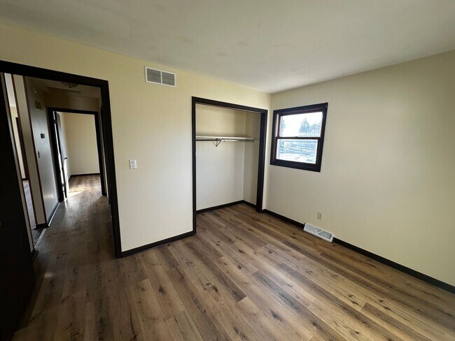 Building Photo - 1837-1837 Post Rd