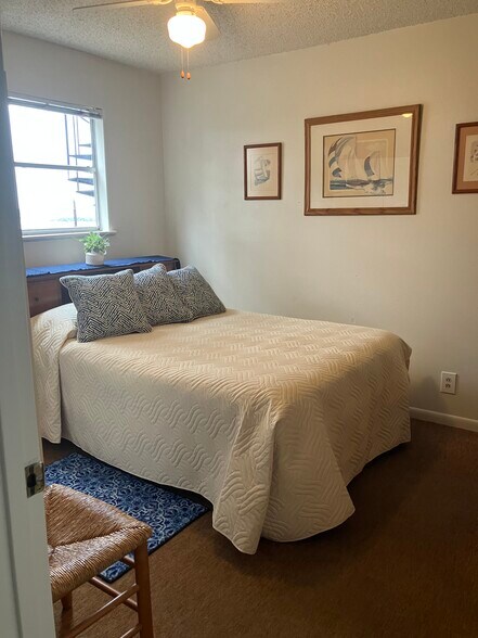 Light and bright with blinds - 1085 Arcadia Dr