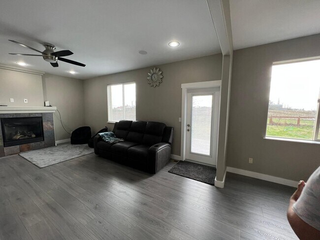 Building Photo - 2655 Glenmore St