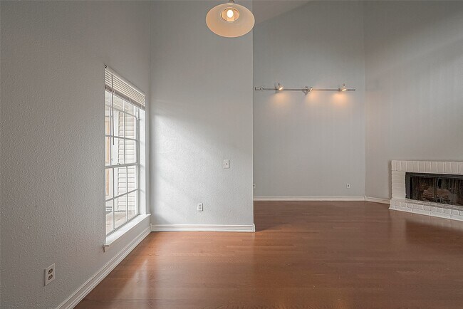 Building Photo - 9809 Richmond Ave.