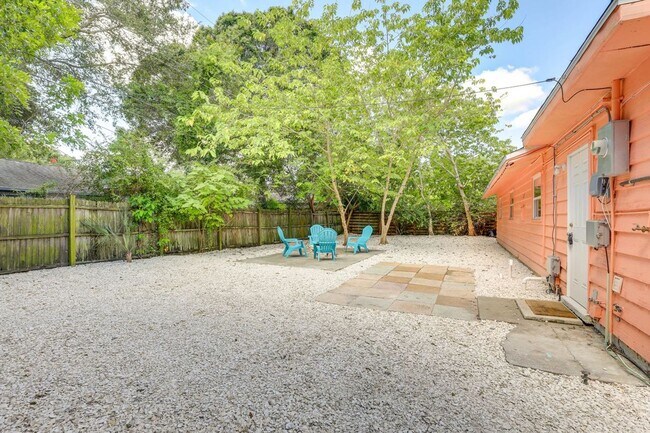 Building Photo - Charming 3/2 Available Now! Furnished or U...