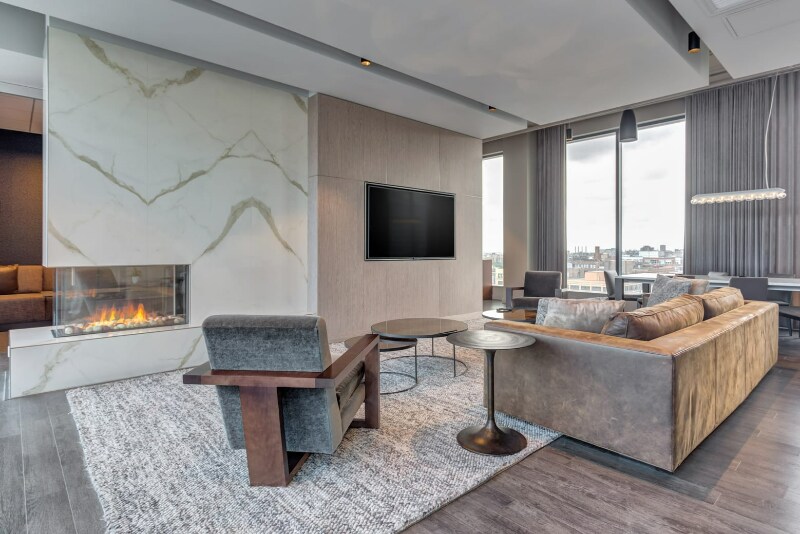 Building Photo - 818 W Van Buren St