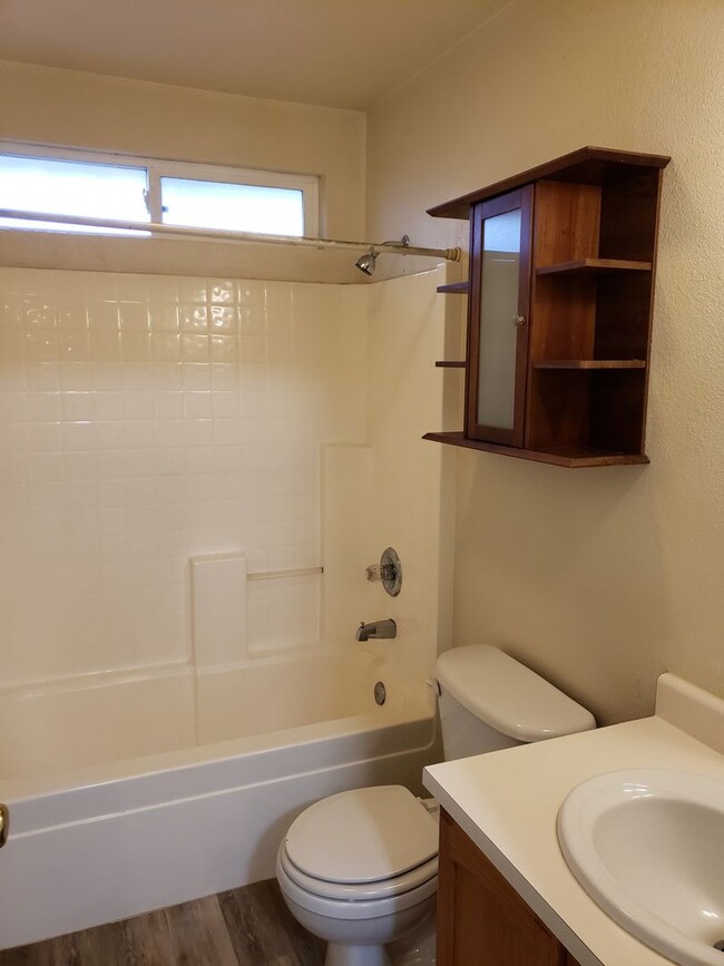 Building Photo - Cute 3 bedroom/2 bath downtown home!