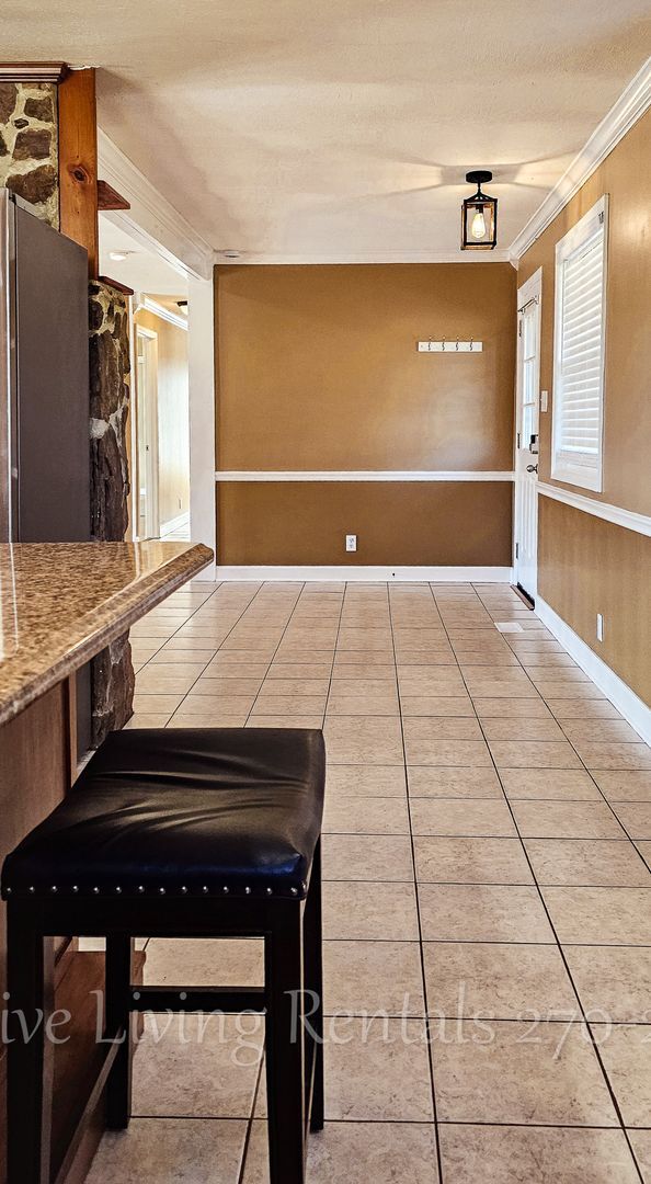 Building Photo - Cozy home with a stunning view!