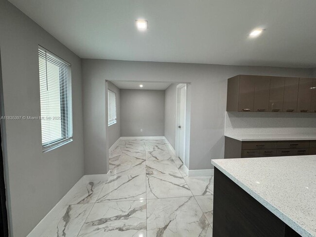 Building Photo - 15011 Coconut Ct