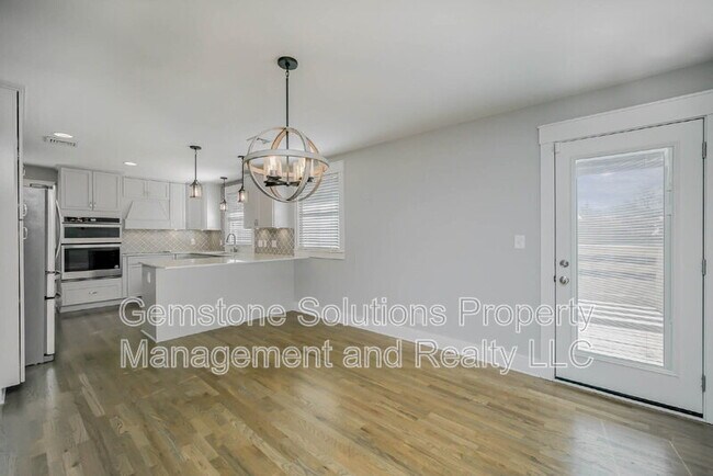 Building Photo - 413 Lynn Dr