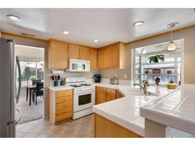 Building Photo - 2482 Sena St