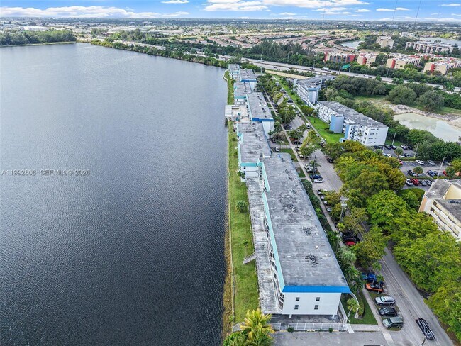 Building Photo - 1170 NE 191st St