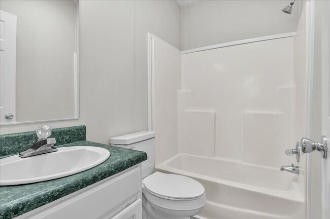 Building Photo - 2 Bedroom 2 Bathroom Home