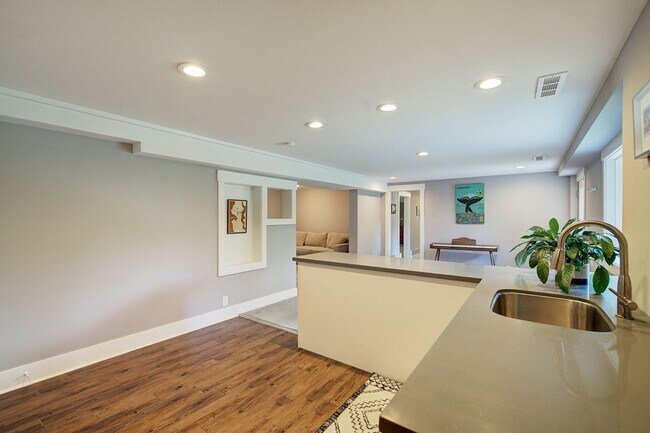 Building Photo - 5bd/2.5ba Edmonds Home