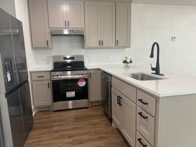 Building Photo - Gorgeous fully updated 1 Bedroom Duplex