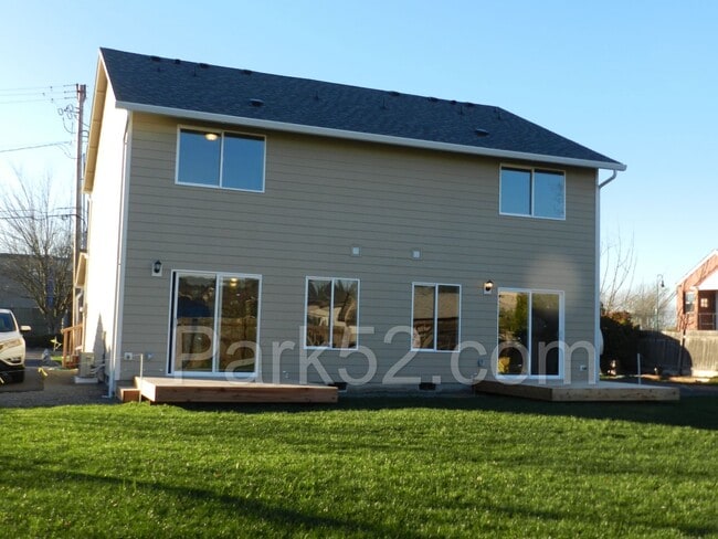 Building Photo - 3 bedroom 1.5 bathroom duplex in Fife!