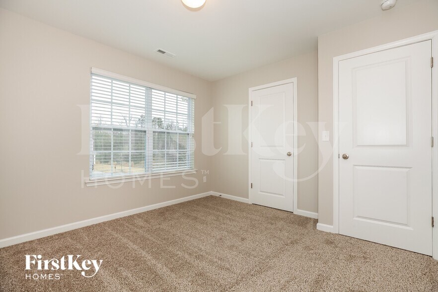 Building Photo - 1512 Summer View Ln