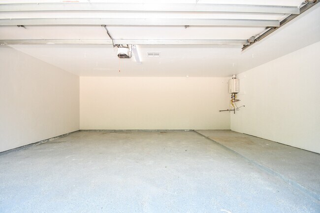 Building Photo - 15803 Lakedale Dr