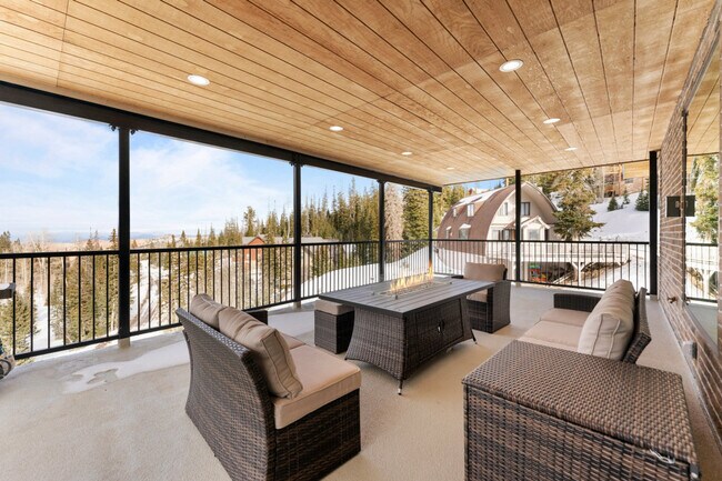 Building Photo - 220 Circle Dr