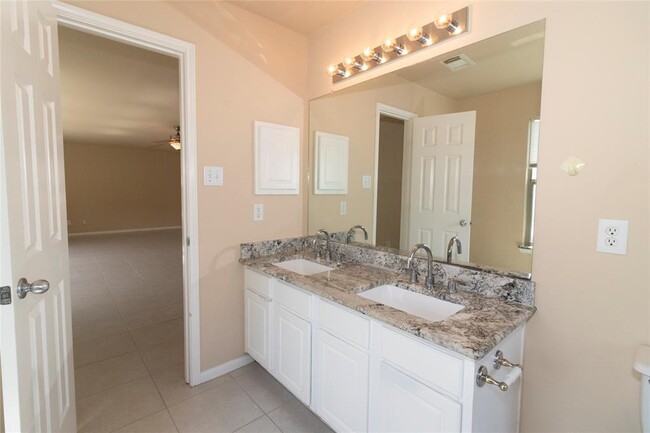 Building Photo - 2202 Crossmill Ln