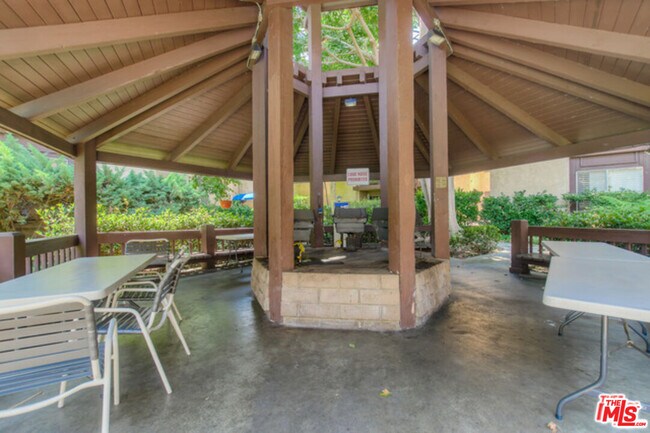 Building Photo - 2209 Summertime Ln