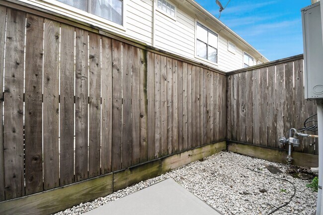 Building Photo - 5941 S Loop E